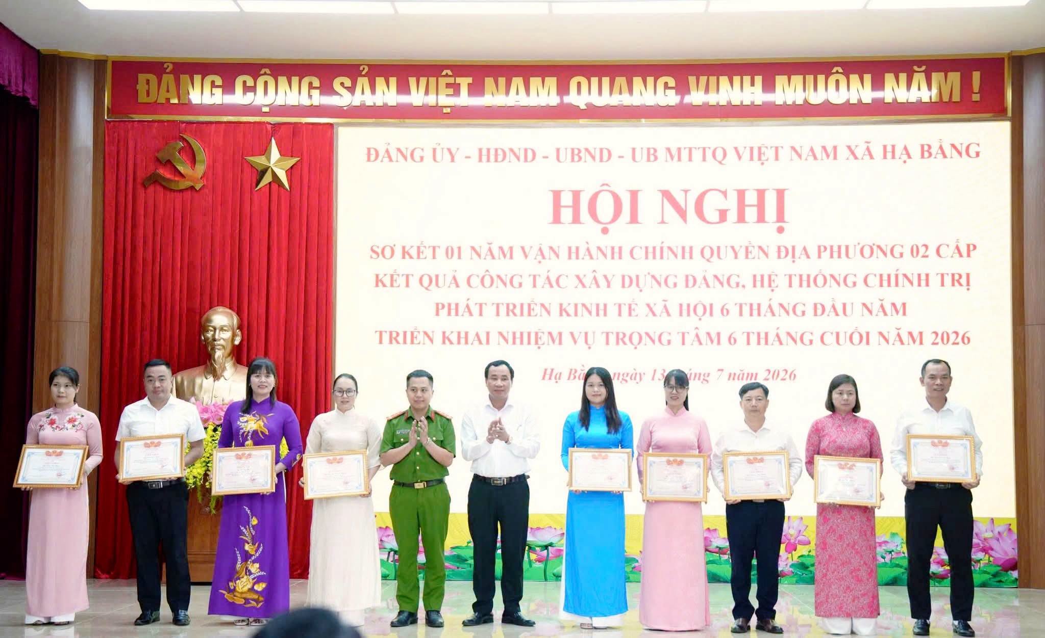 TRẠM Y TẾ XÃ HẠ BẰNG VINH DỰ ĐƯỢC KHEN THƯỞNG CHO THÀNH TÍCH XUẤT SẮC TRONG THỰC HIỆN MÔ HÌNH CHÍNH QUYỀN ĐỊA PHƯƠNG HAI CẤP