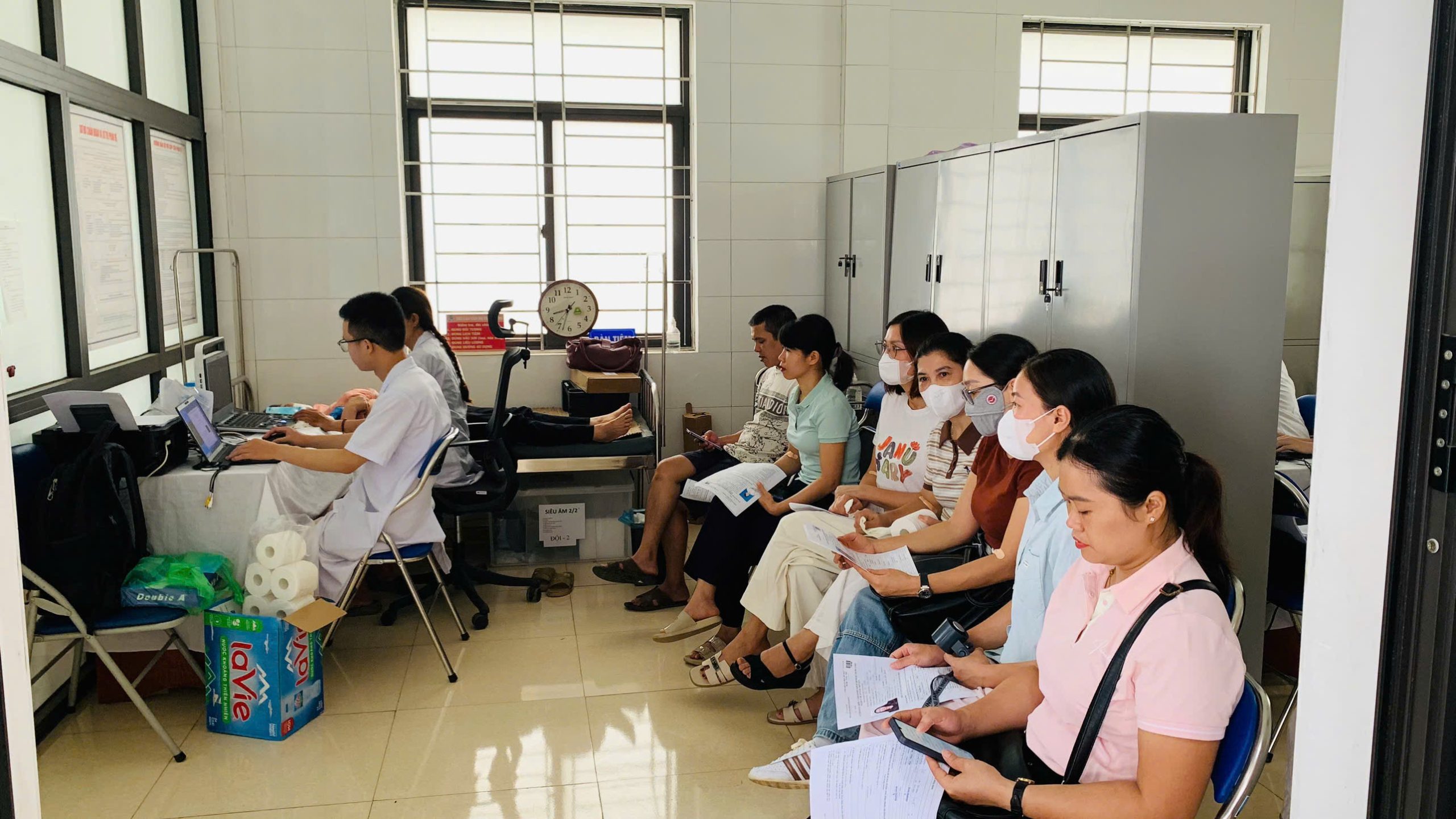 Trạm Y tế xã Hạ Bằng tổ chức khám sức khỏe cho nhân viên, giáo viên chăm sóc bán trú trước đầu năm học mới và người lao động ngành dịch vụ ăn uống năm 2026