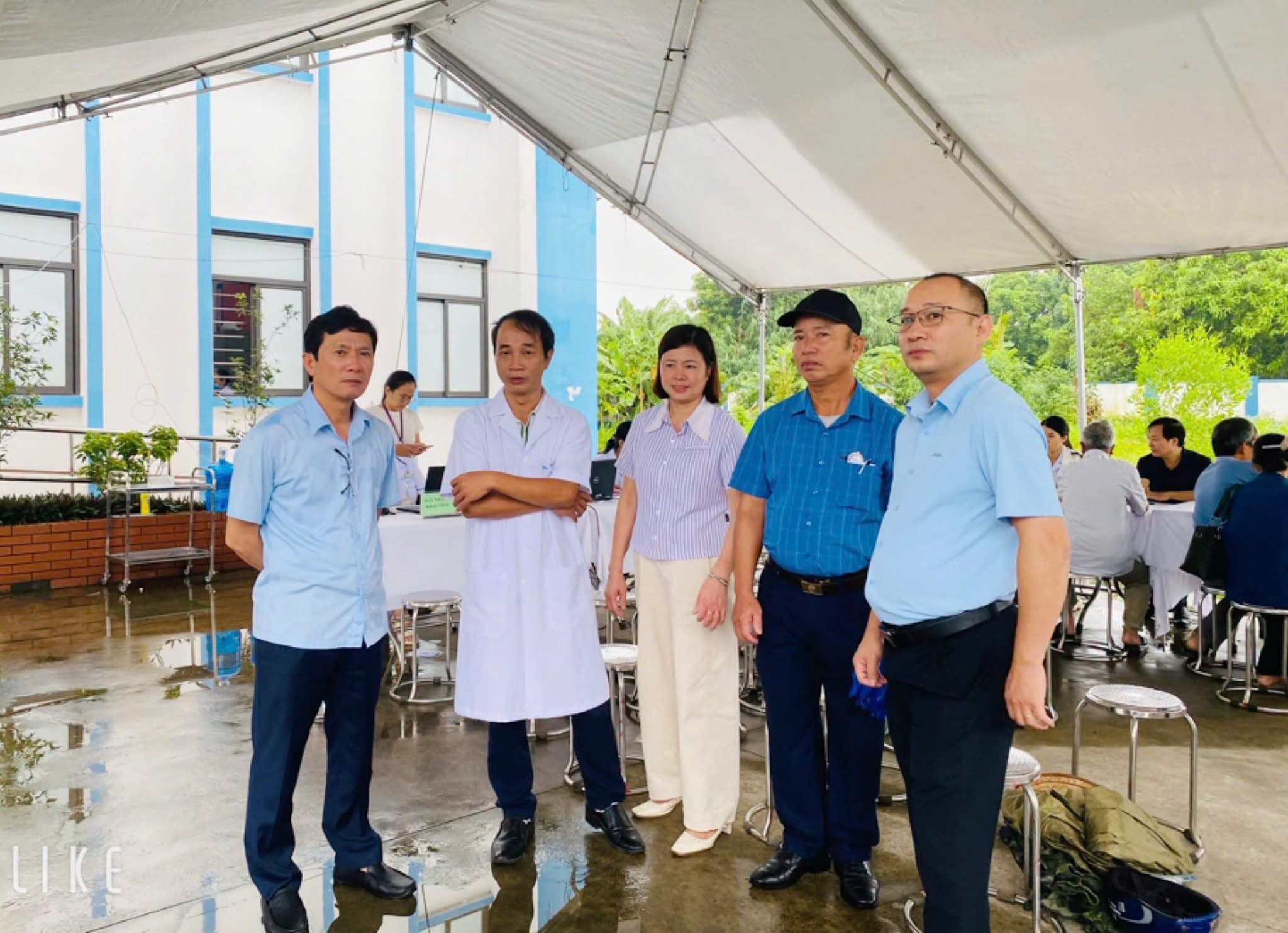 Phó Chủ tịch UBND xã Hạ Bằng kiểm tra công tác khám sức khỏe định kỳ tại Trạm Y tế xã
